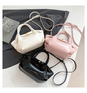 Vue détaillée des sacs en cuir PU haut de gamme en blanc, rose et noir avec boucles dorées