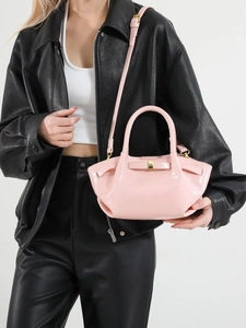 Sac bandoulière rose pâle en cuir verni brillant avec nœud décoratif et détails dorés