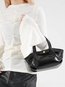 Sac bandoulière en similicuir noir brillant avec boucle en métal doré élégant