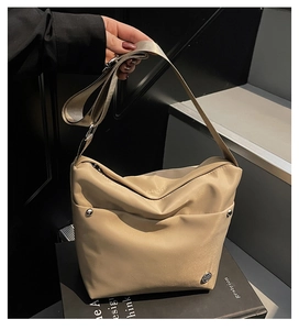 Détail du sac seau en nylon délavé kaki avec rivets et sangle en tissu épais