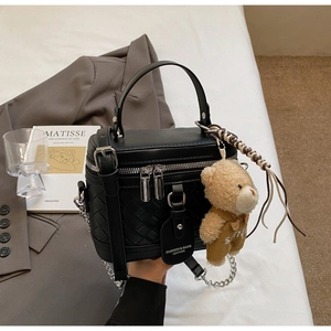 Detailansicht der gewebten schwarzen Koffer-Handtasche mit silberner Hardware