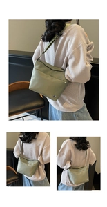 Vue détaillée du sac seau vert olive en tissu Oxford avec logo en métal et bandoulière