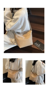 Détail d'un sac bandoulière beige clair avec sangle réglable et logo en métal