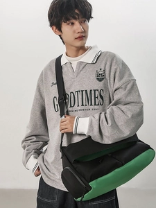 Γκρι oversized μπλούζα polo με μαύρη-πράσινη πάνινη τσάντα ταχυδρόμου για γυναίκες