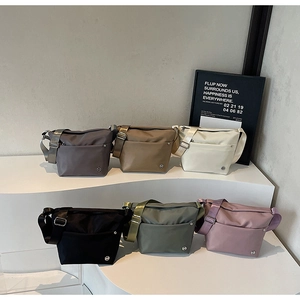 Collection de sacs bandoulière en tissu Oxford en six couleurs sur supports blancs