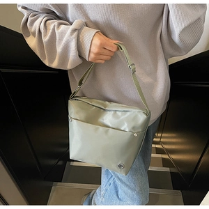 Sac seau en tissu oxford vert sauge avec clous argentés et bandoulière réglable chic