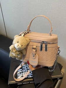 Rosa gewebte Kasten-Handtasche mit Bärenanhänger und silberner Kette für Damen