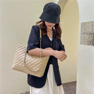 Beige quilted oxford fabric tote bag with chain strap and large capacity for women