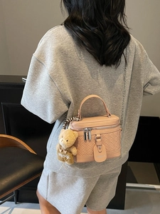 Schicke rosa gesteppte Mini-Box-Tasche mit Kette und Bärenanhänger für Damen