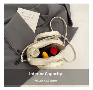 Vue de dessus montrant la capacité interne du sac beige avec des cosmétiques