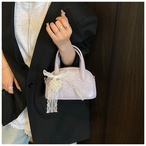 Mini sac chic lilas avec nœud en dentelle blanche et détail cœur en perles
