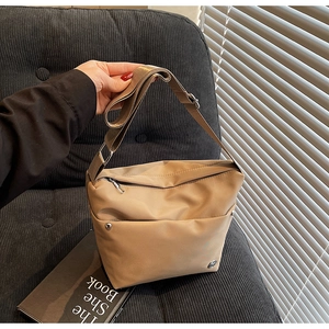 Détail du sac seau en tissu oxford kaki avec bandoulière réglable et boucle métal