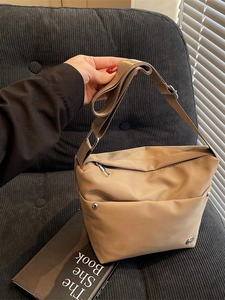 Sac seau en nylon kaki avec large bandoulière et détails argentés pour femmes