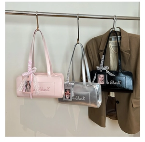 Dettaglio di tre borse a spalla alla moda con fiocchi in pizzo e inserti per foto