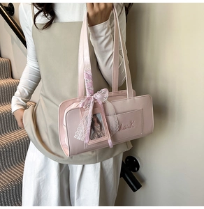 Dettaglio della borsa bowling in pelle PU rosa con fiocco in pizzo e ricamo Shark