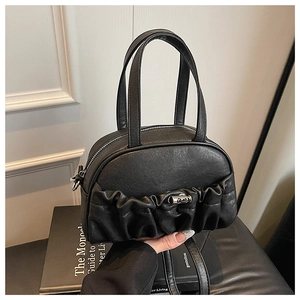 Vue détaillée du sac à main noir en cuir plissé avec boucle métallique argentée