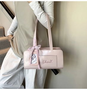 Dettaglio borsa bowling in pelle PU rosa con fiocco in pizzo e ricamo