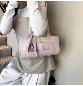 Borsa a spalla rosa in finta pelle con fiocco in pizzo bianco e porta carte rimovibile