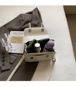 Vue intérieure montrant la grande capacité d'un sac à bandoulière en cuir avec parapluie