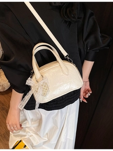 Sac bandoulière beige brillant chic avec nœud en dentelle et pendentif perle élégant