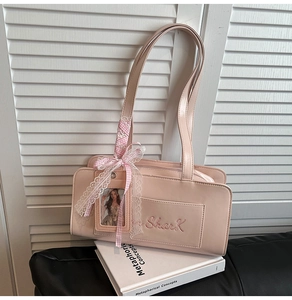 Dettaglio borsa a spalla rosa in ecopelle con scomparto carte e ricamo SHARK