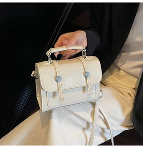 Mini sac bandoulière élégant en cuir crème avec poignée et boucle argentée