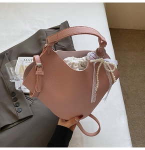Borsa a secchiello rosa a forma di petalo con trama litchi, fiocco e perle chic