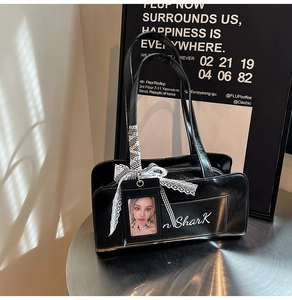 Borsa sottobraccio in ecopelle nera lucida con fiocco e ciondolo con foto