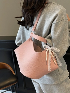 Borsa a secchiello in pelle rosa con fiocco di pizzo e ciondolo di perle per il tempo libero