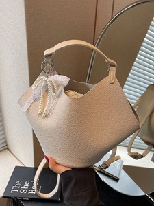 Secchiello beige chic con fiocco di perle, fodera a coulisse e pelle martellata