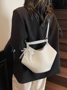 Elegante borsa a secchiello in pelle crema con ciondolo di perle e pizzo e tracolla