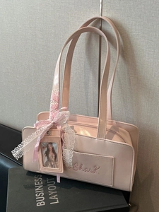 Borsa a spalla rosa in ecopelle con ricamo SharK e dettaglio nastro in pizzo