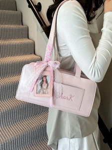 Borsa a spalla in pelle verniciata rosa con nastri di pizzo e porta carte