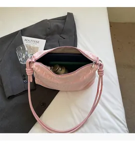 Détail macro de l'intérieur spacieux du sac rose montrant le rangement quotidien