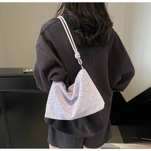 Détail du sac cabas lilas avec lignes abstraites blanches et bandoulière nouée