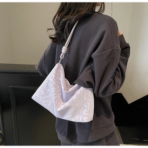 Gros plan du sac cabas lilas avec imprimés abstraits blancs et bretelles nouées