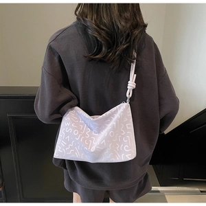 Détail du sac cabas en tissu lilas avec motifs abstraits et bandoulière à nœuds