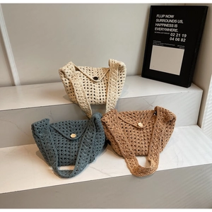 Details der Häkelstruktur von drei handgefertigten Strandtaschen mit Knopfverschluss