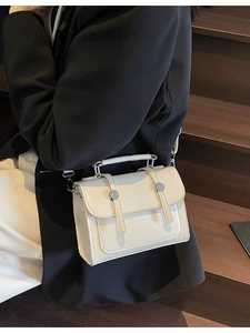 Sac bandoulière carré blanc crème minimaliste avec poignée et boucles en métal argenté