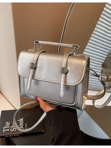 Sac à main argenté métallisé avec texture plissée, poignée et bandoulière de style rétro