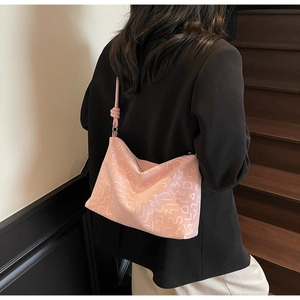 Détail du sac cabas rose clair avec imprimés géométriques abstraits et bandoulière nouée