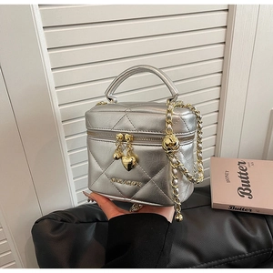 Dettaglio della mini borsa a secchiello trapuntata argento in pelle metallizzata