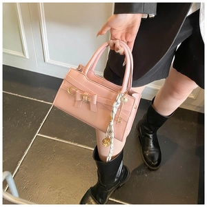 Rosafarbene matte Lederhandtasche mit Schleife und bedrucktem Seidenschal am Griff