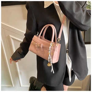 Rosa glänzende Handtasche aus Lackleder mit Schleife und Seidenschal-Anhänger