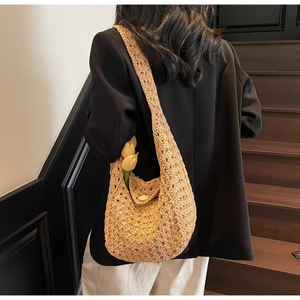 Detail der handgewebten Hobo-Tasche mit geometrischer Textur und Holzknopf-Verschluss