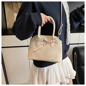 Schicke beige Falten-Einkaufstasche mit Rundgriffen am Modell im modernen Interieur