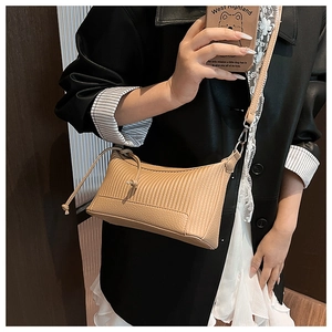 Détail du sac à bandoulière en cuir camel texturé avec design à cordon de serrage