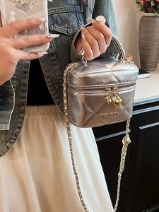 Sac à Main Cylindrique Matelassé à Losanges pour Femmes Avec Pendentif Cœur Bandoulière Chaîne Dorée Sac Seau de Mode