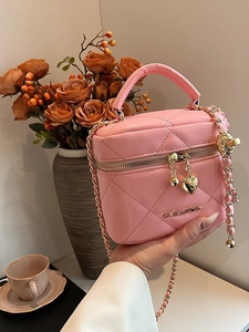 Sac à main cylindrique matelassé rose chic avec chaîne dorée et détail de cœur