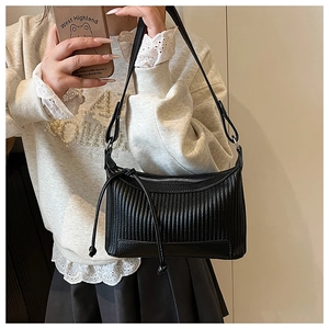 Détails de la texture plissée noire avec fermeture éclair argentée et cordons en cuir